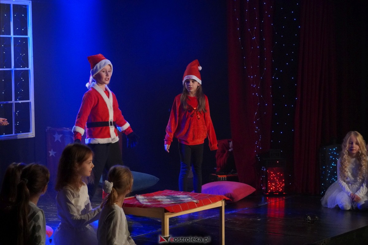 Dziecięcy Teatr Amatorski Niewidzialni - Elfy i Będzie Boże Narodzenie [22.12.2023] - zdjęcie #32 - eOstroleka.pl