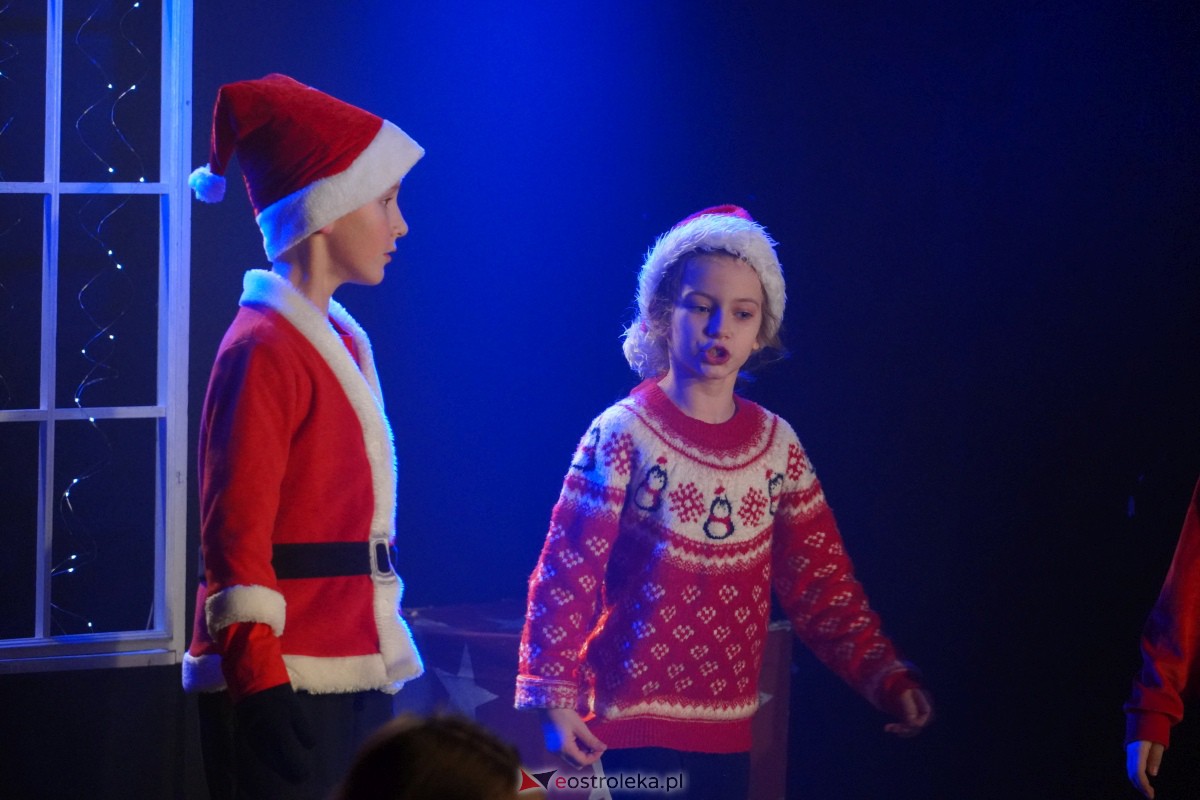 Dziecięcy Teatr Amatorski Niewidzialni - Elfy i Będzie Boże Narodzenie [22.12.2023] - zdjęcie #33 - eOstroleka.pl