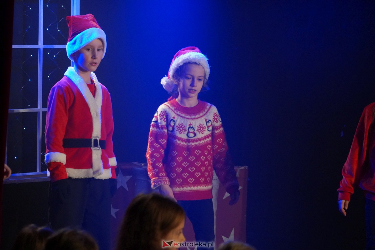 Dziecięcy Teatr Amatorski Niewidzialni - Elfy i Będzie Boże Narodzenie [22.12.2023] - zdjęcie #34 - eOstroleka.pl