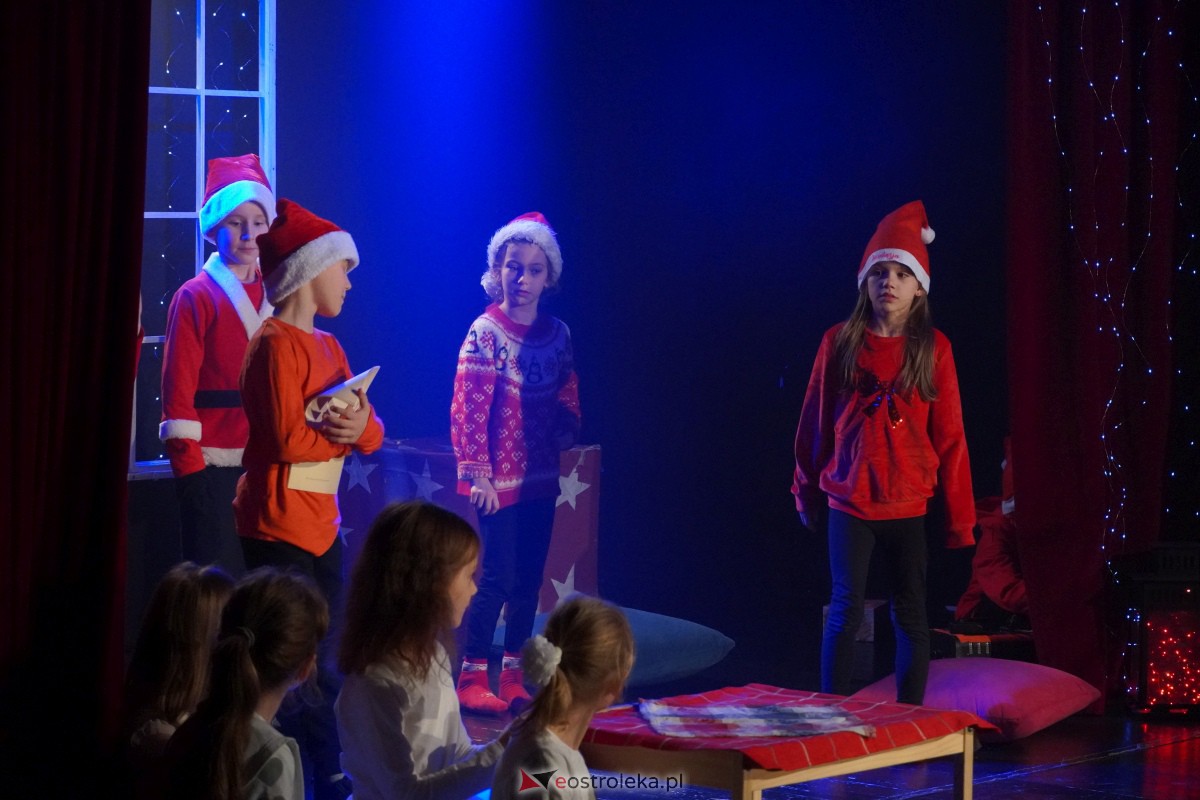 Dziecięcy Teatr Amatorski Niewidzialni - Elfy i Będzie Boże Narodzenie [22.12.2023] - zdjęcie #35 - eOstroleka.pl