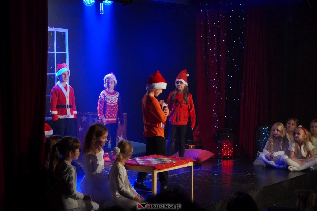Dziecięcy Teatr Amatorski Niewidzialni - Elfy i Będzie Boże Narodzenie [22.12.2023] - zdjęcie #36 - eOstroleka.pl