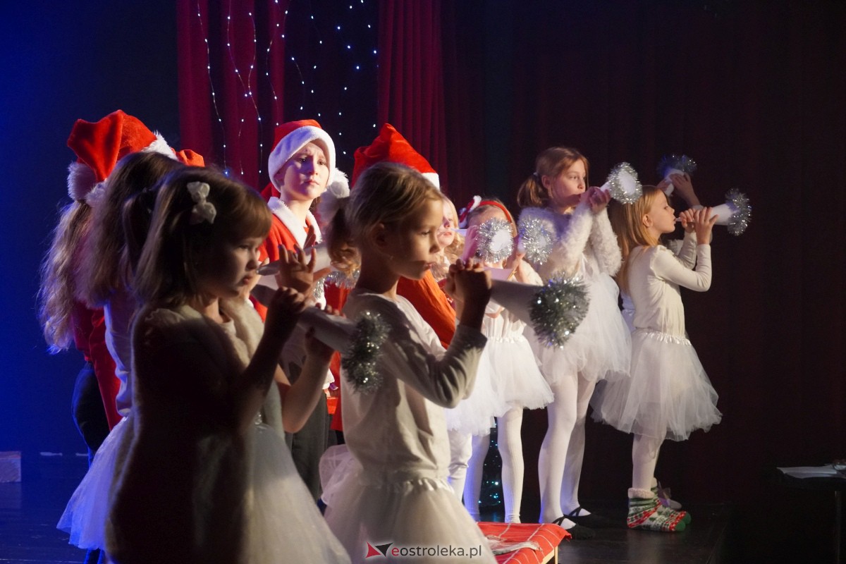 Dziecięcy Teatr Amatorski Niewidzialni - Elfy i Będzie Boże Narodzenie [22.12.2023] - zdjęcie #42 - eOstroleka.pl