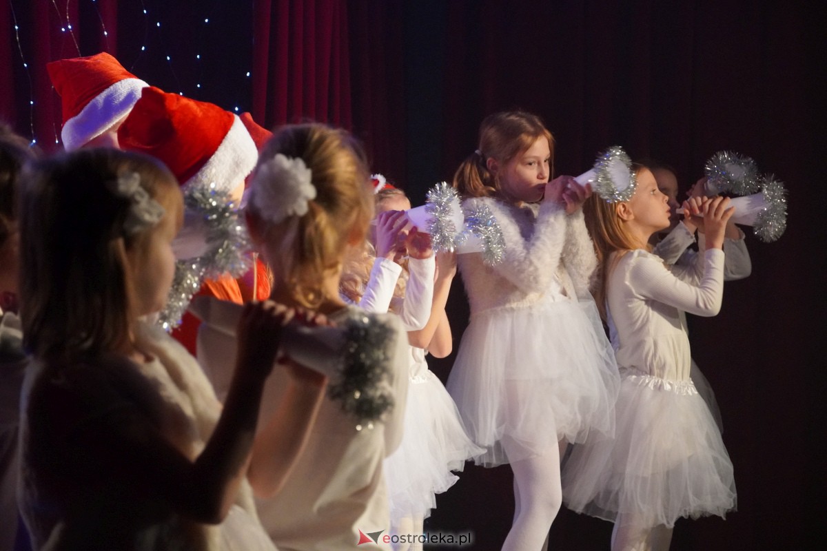 Dziecięcy Teatr Amatorski Niewidzialni - Elfy i Będzie Boże Narodzenie [22.12.2023] - zdjęcie #43 - eOstroleka.pl