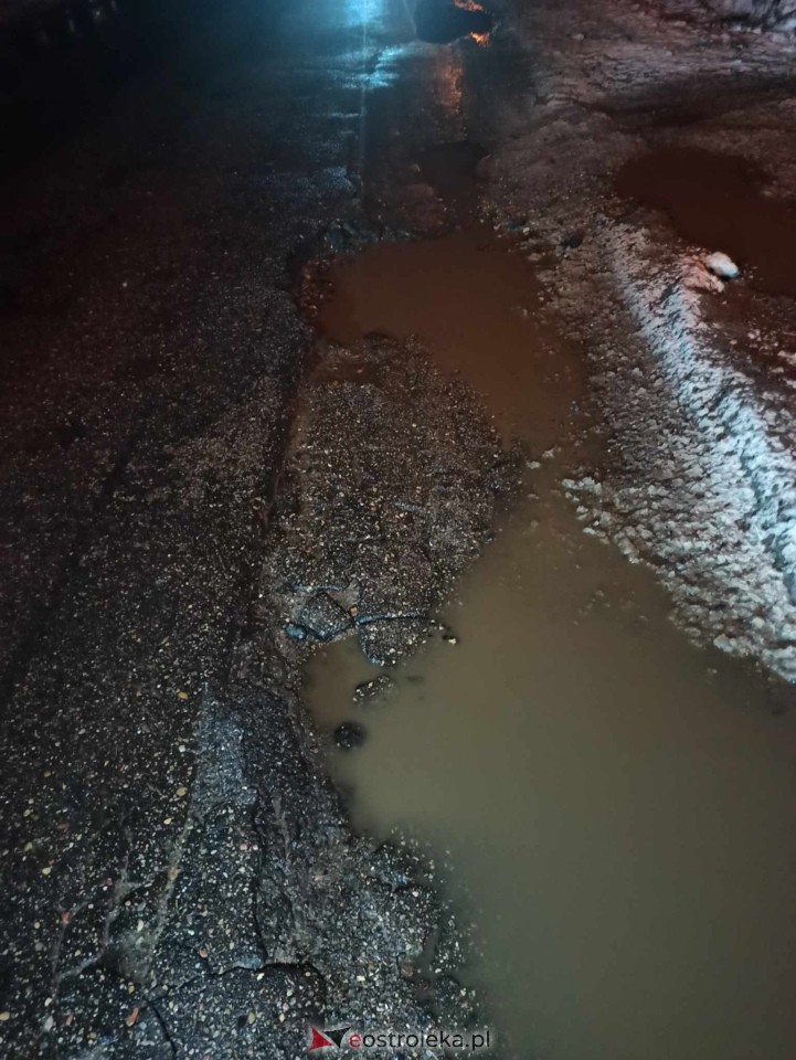 Ogromna dziura w jezdni na wyjeździe z Ostrołęki. Uszkodzone samochody, utrudnienia w ruchu [23.12.2023] - zdjęcie #5 - eOstroleka.pl