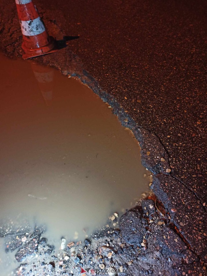 Ogromna dziura w jezdni na wyjeździe z Ostrołęki. Uszkodzone samochody, utrudnienia w ruchu [23.12.2023] - zdjęcie #7 - eOstroleka.pl