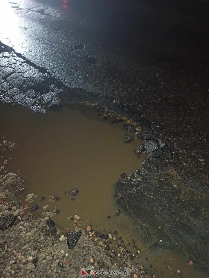 Ogromna dziura w jezdni na wyjeździe z Ostrołęki. Uszkodzone samochody, utrudnienia w ruchu [23.12.2023] - zdjęcie #9 - eOstroleka.pl