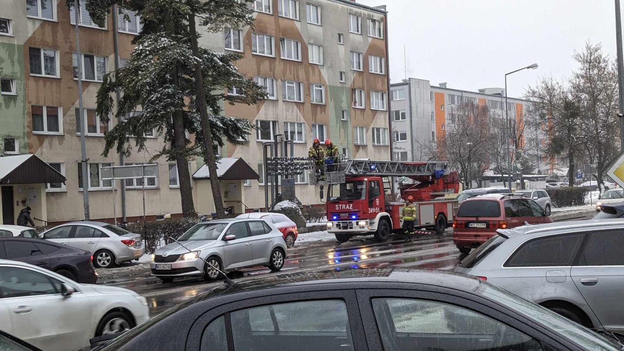 Strażacy w akcji po ataku zimy w Ostrołęce i powiecie ostrołęckim [05.01.2024] - zdjęcie #1 - eOstroleka.pl