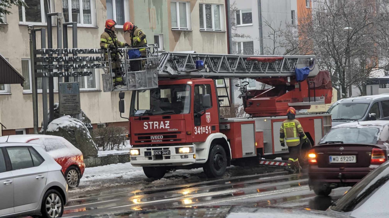 Strażacy w akcji po ataku zimy w Ostrołęce i powiecie ostrołęckim [05.01.2024] - zdjęcie #4 - eOstroleka.pl