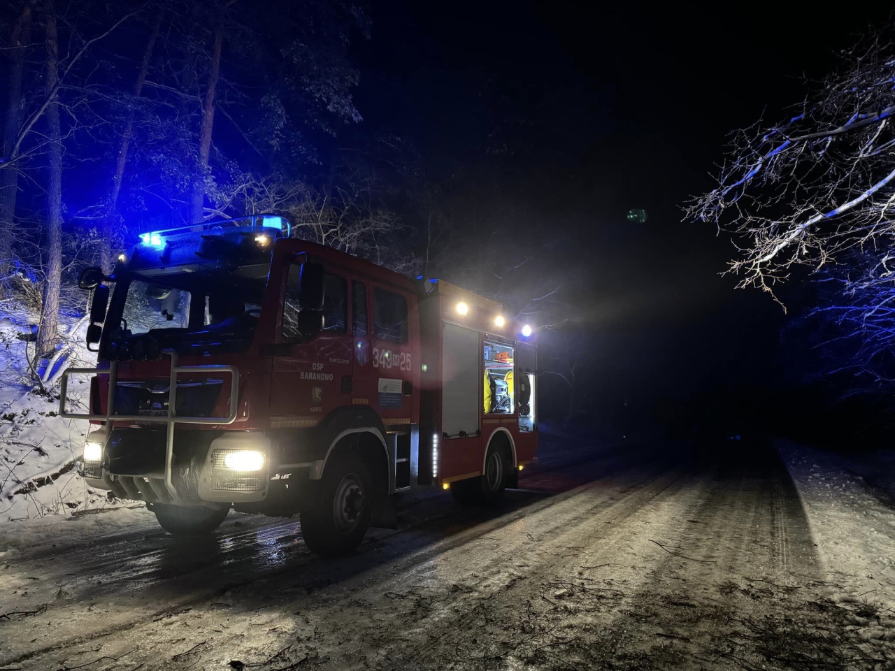 Strażacy w akcji po ataku zimy w Ostrołęce i powiecie ostrołęckim [05.01.2024] - zdjęcie #15 - eOstroleka.pl