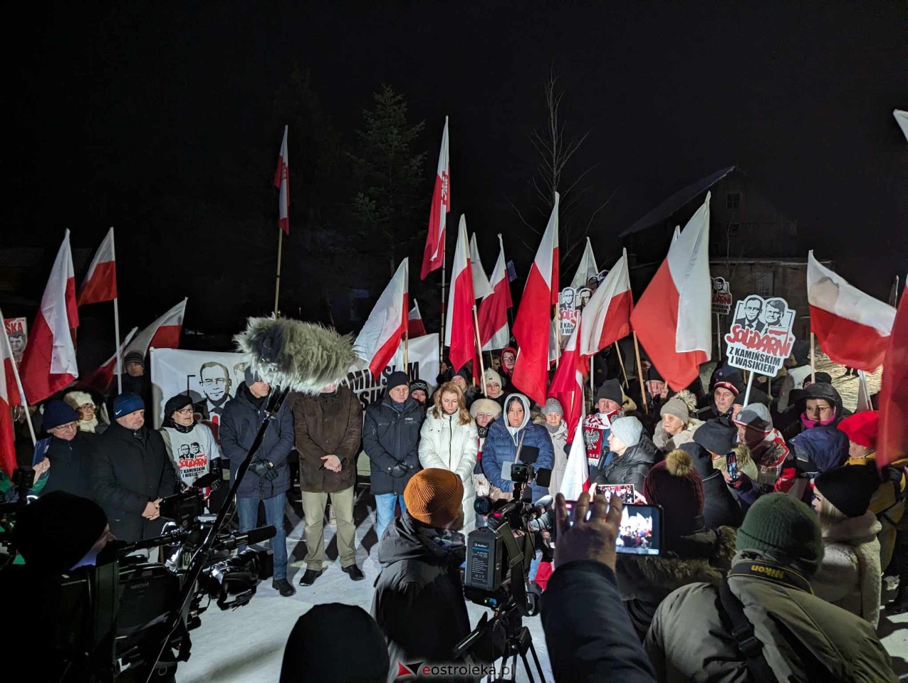 Manifestacja przed więzieniem w Przytułach Starych [21.01.2024] - zdjęcie #1 - eOstroleka.pl