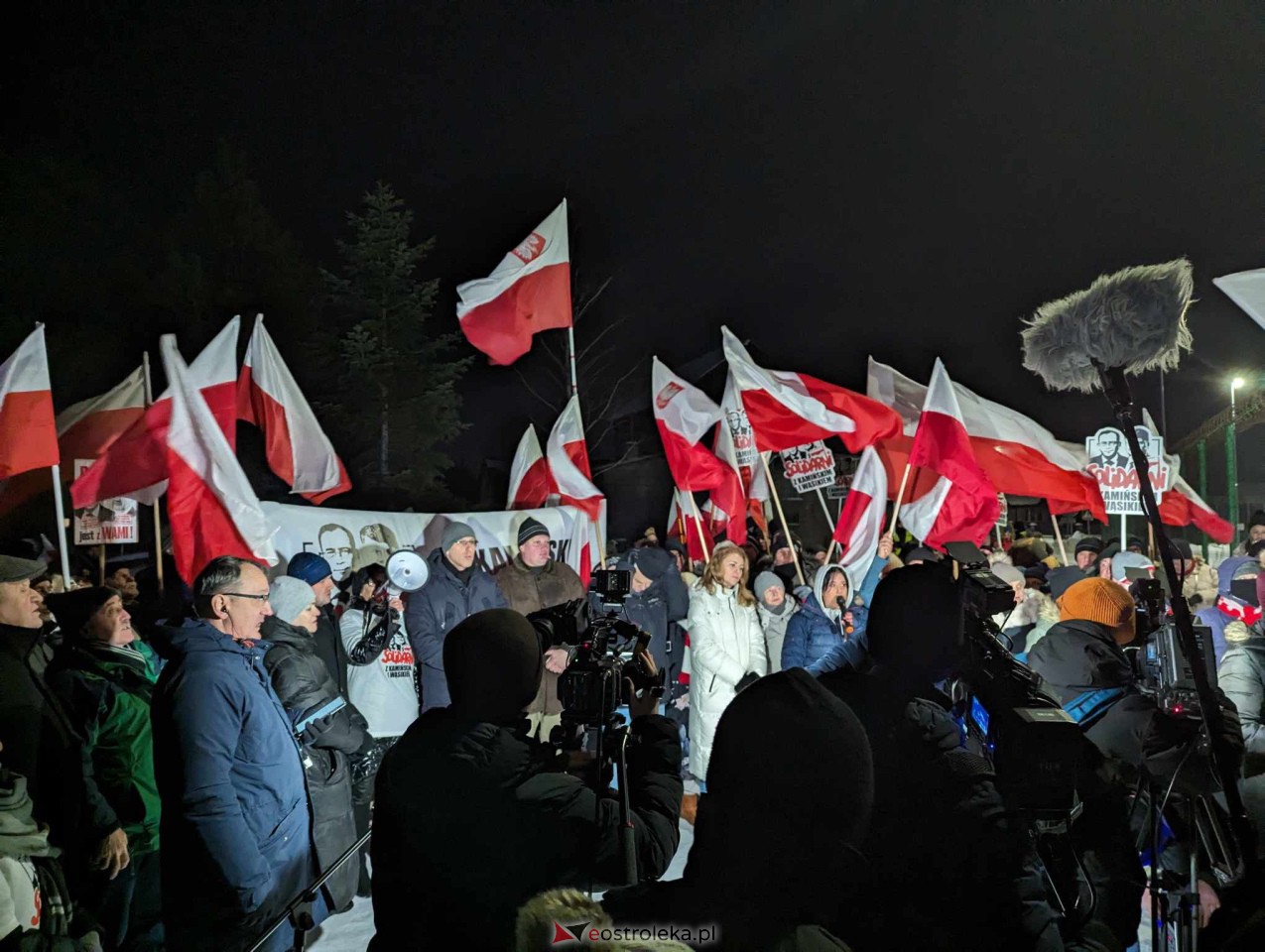 Manifestacja przed więzieniem w Przytułach Starych [21.01.2024] - zdjęcie #9 - eOstroleka.pl