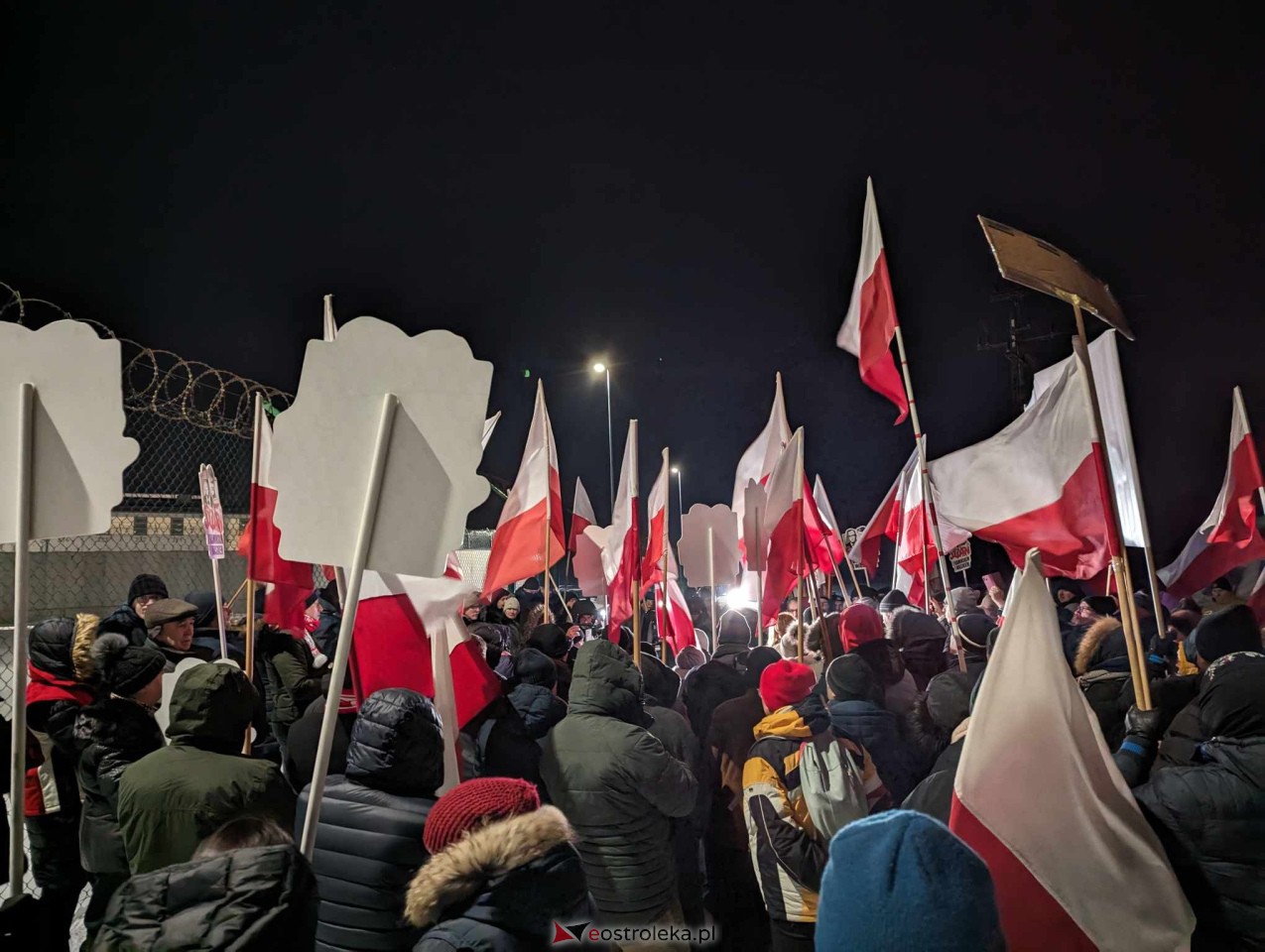 Manifestacja przed więzieniem w Przytułach Starych [21.01.2024] - zdjęcie #15 - eOstroleka.pl