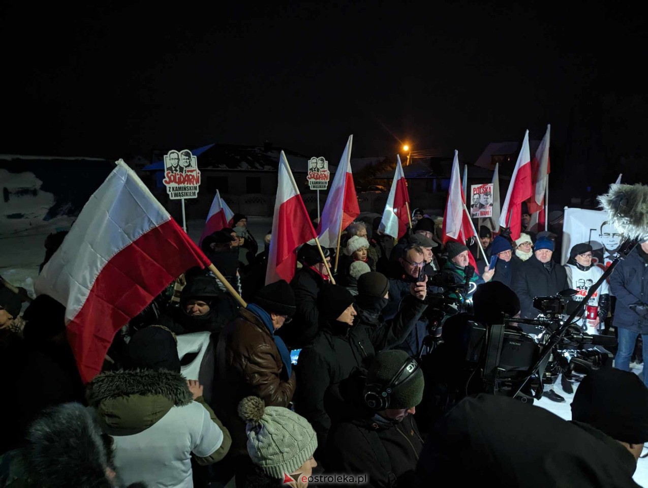 Manifestacja przed więzieniem w Przytułach Starych [21.01.2024] - zdjęcie #17 - eOstroleka.pl