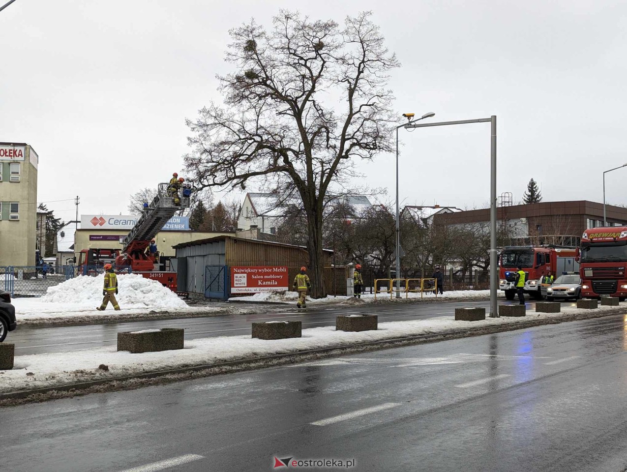Akcja strażacka przy ulicy Mostowej w Ostrołęce [23.01.2024] - zdjęcie #6 - eOstroleka.pl