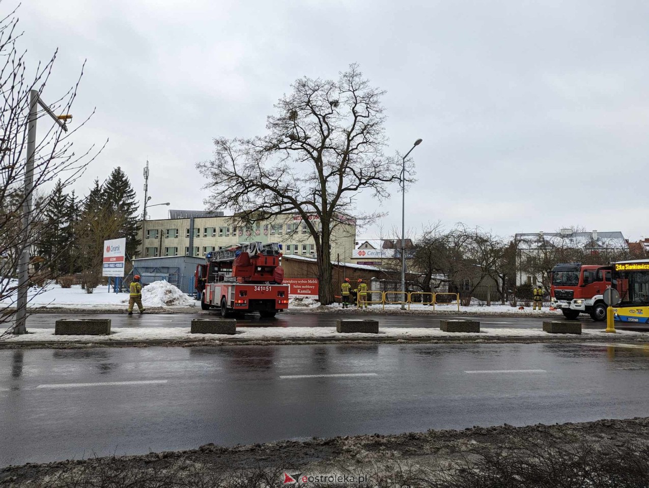 Akcja strażacka przy ulicy Mostowej w Ostrołęce [23.01.2024] - zdjęcie #10 - eOstroleka.pl