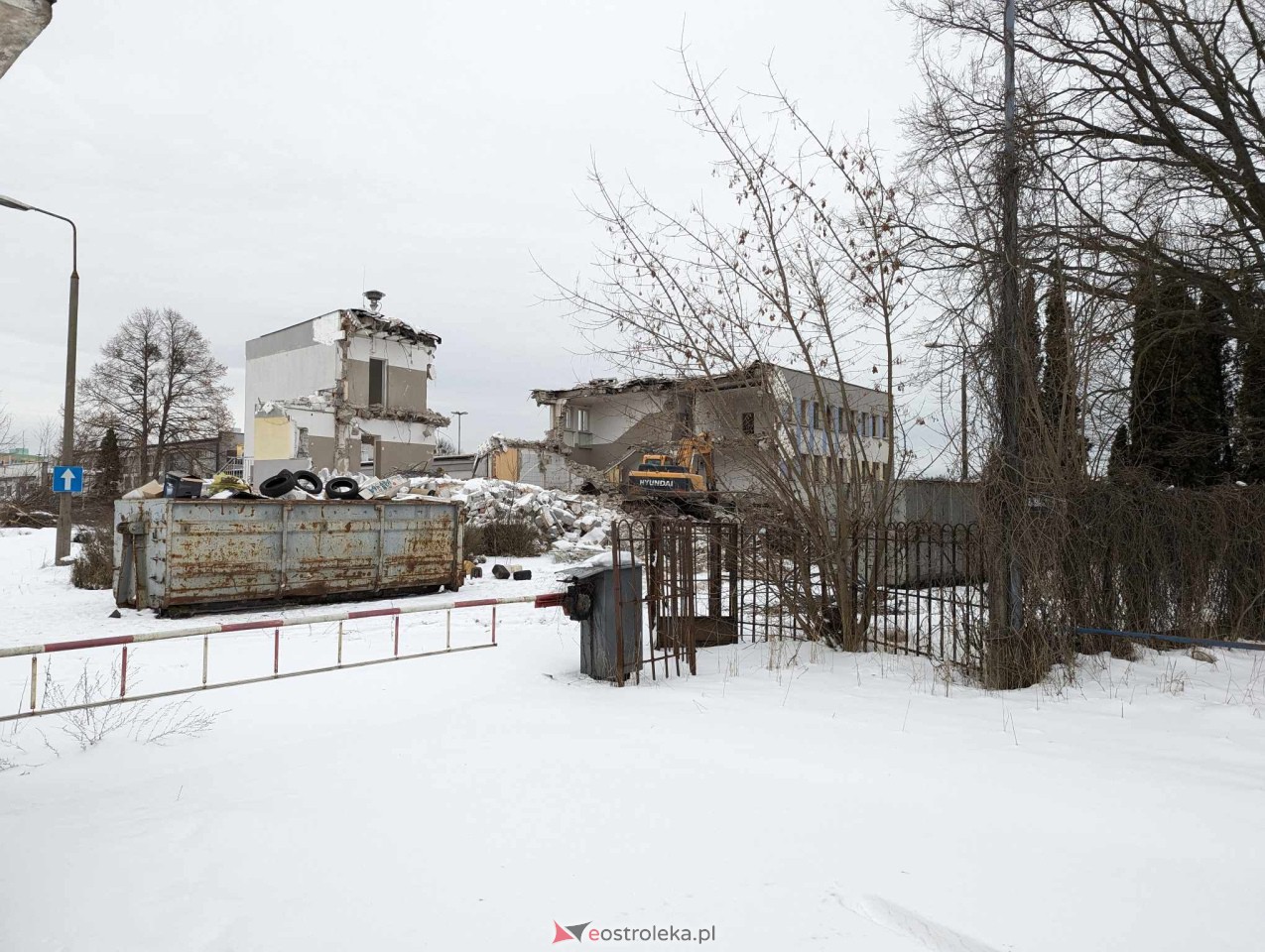 Bydynki po dawnym PKS Ostrołęka znikają z krajobrazu miasta [22.01.2023] - zdjęcie #2 - eOstroleka.pl