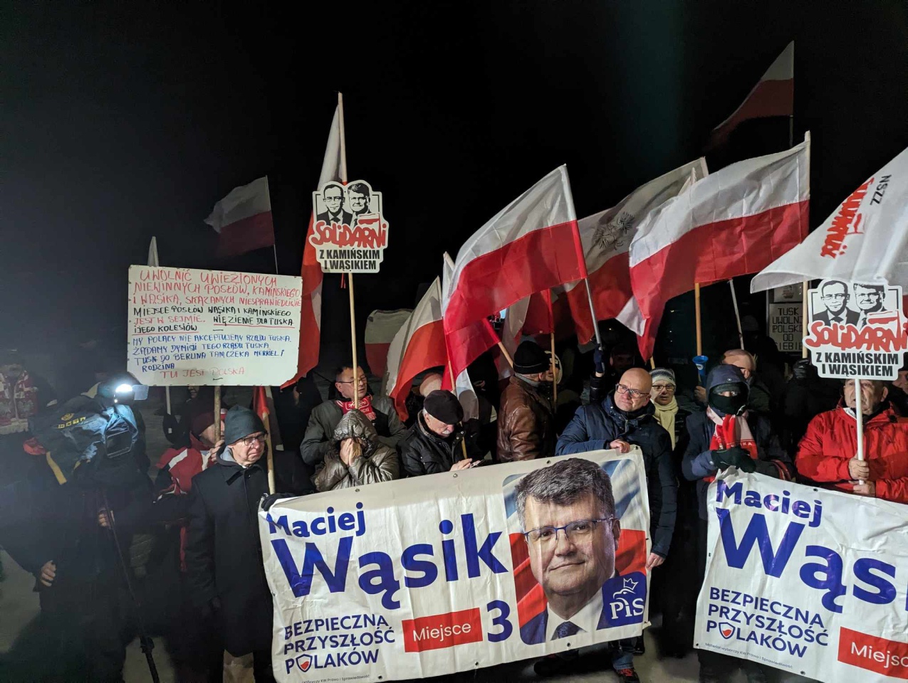 Maciej Wąsik wychodzi na wolność! Przed bramą więzienia w Przytułach Starych czeka na niego tłum działaczy PiS [23.01.2024] - zdjęcie #3 - eOstroleka.pl