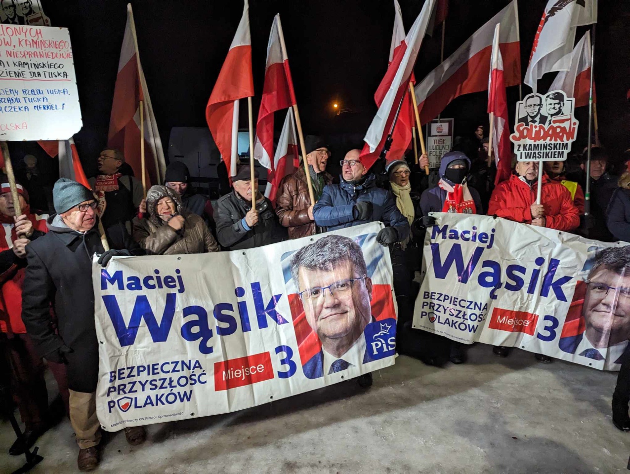 Maciej Wąsik wychodzi na wolność! Przed bramą więzienia w Przytułach Starych czeka na niego tłum działaczy PiS [23.01.2024] - zdjęcie #22 - eOstroleka.pl