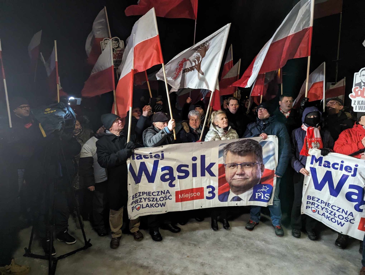 Maciej Wąsik wychodzi na wolność! Przed bramą więzienia w Przytułach Starych czeka na niego tłum działaczy PiS [23.01.2024] - zdjęcie #28 - eOstroleka.pl