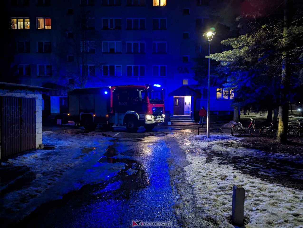 Pożar mercedesa w centrum Ostrołęki. Straty oszacowano na 15 tysięcy złotych [24.01.2024] - zdjęcie #2 - eOstroleka.pl
