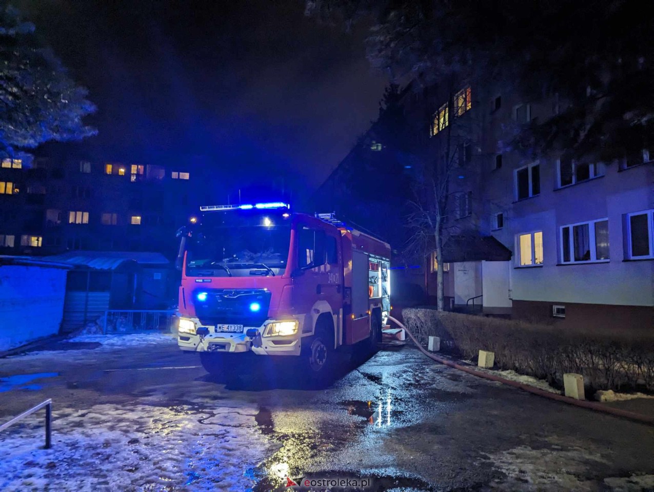 Pożar mercedesa w centrum Ostrołęki. Straty oszacowano na 15 tysięcy złotych [24.01.2024] - zdjęcie #4 - eOstroleka.pl