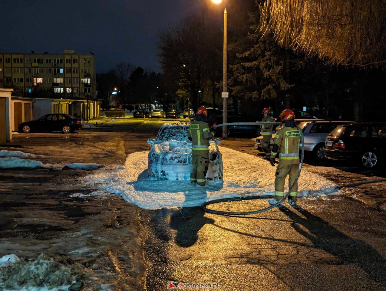 Pożar mercedesa w centrum Ostrołęki. Straty oszacowano na 15 tysięcy złotych [24.01.2024] - zdjęcie #5 - eOstroleka.pl