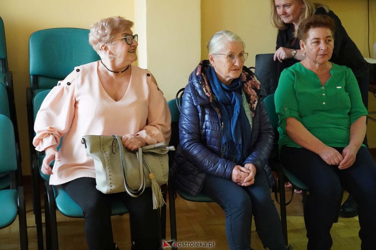 Dzień Seniora i Wnuczka w SM “CENTRUM” - integracja i zabawa międzypokoleniowa [26.01.2024] - zdjęcie #5 - eOstroleka.pl