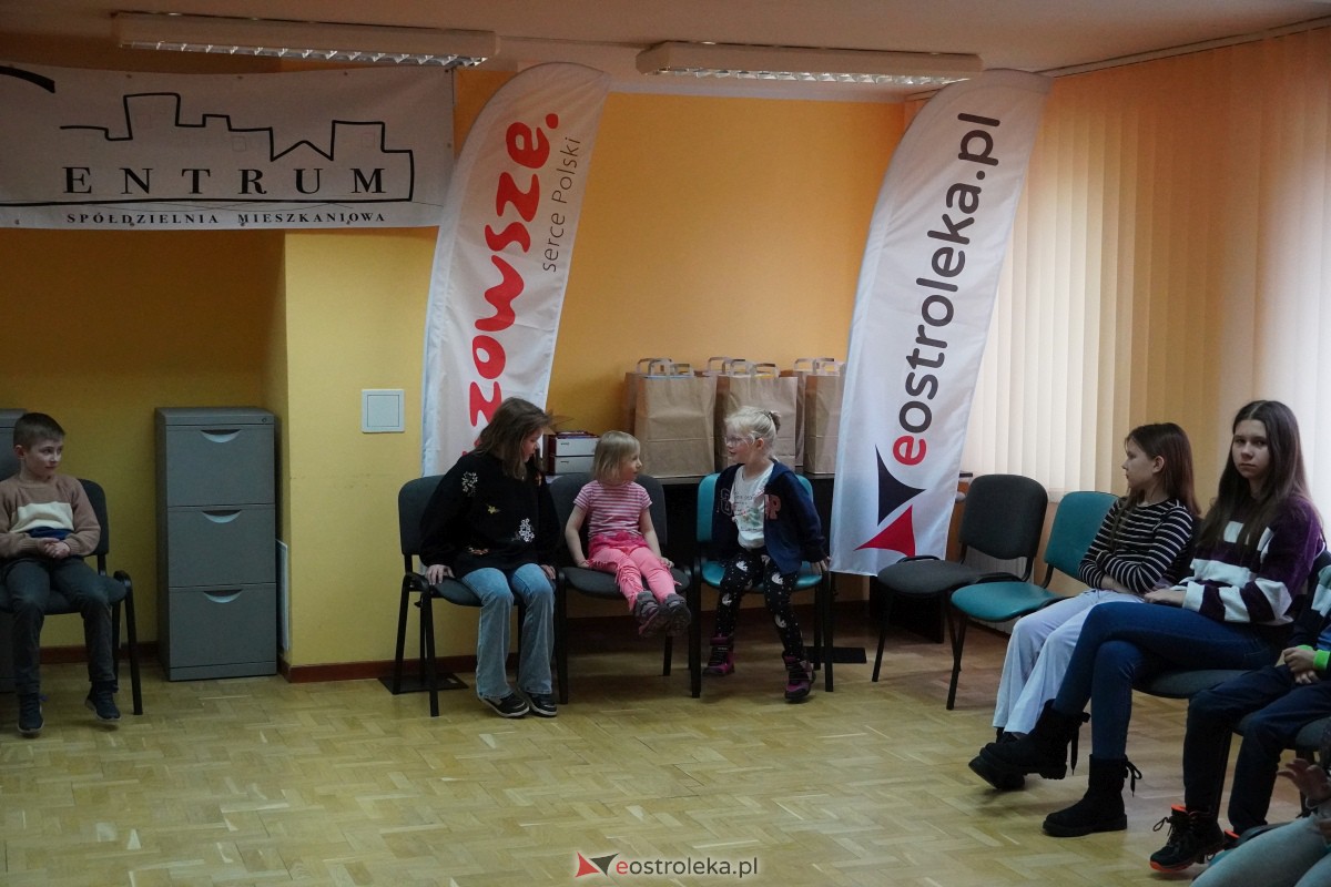 Dzień Seniora i Wnuczka w SM “CENTRUM” - integracja i zabawa międzypokoleniowa [26.01.2024] - zdjęcie #6 - eOstroleka.pl