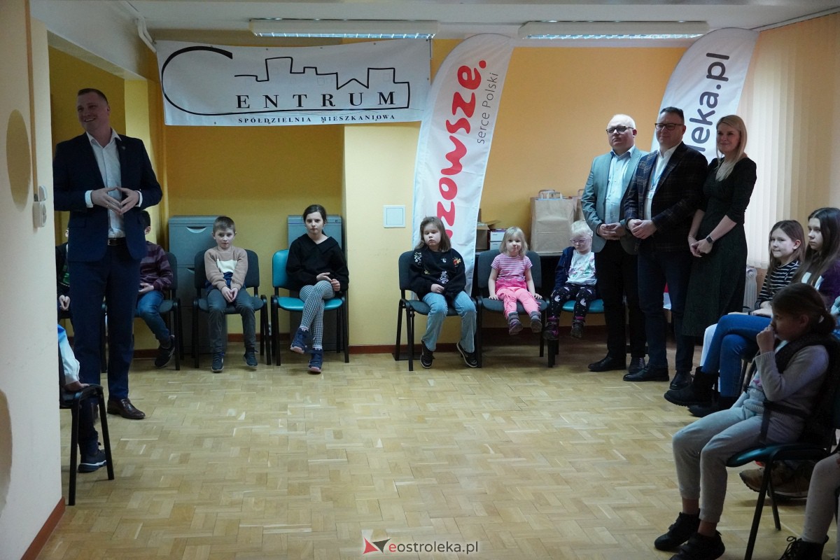 Dzień Seniora i Wnuczka w SM “CENTRUM” - integracja i zabawa międzypokoleniowa [26.01.2024] - zdjęcie #29 - eOstroleka.pl