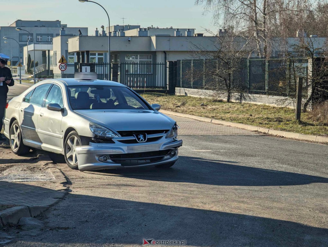 Wypadek na alei Jana Pawła II w Ostrołęce. Uszkodzone dwa auta [30.01.2024] - zdjęcie #1 - eOstroleka.pl