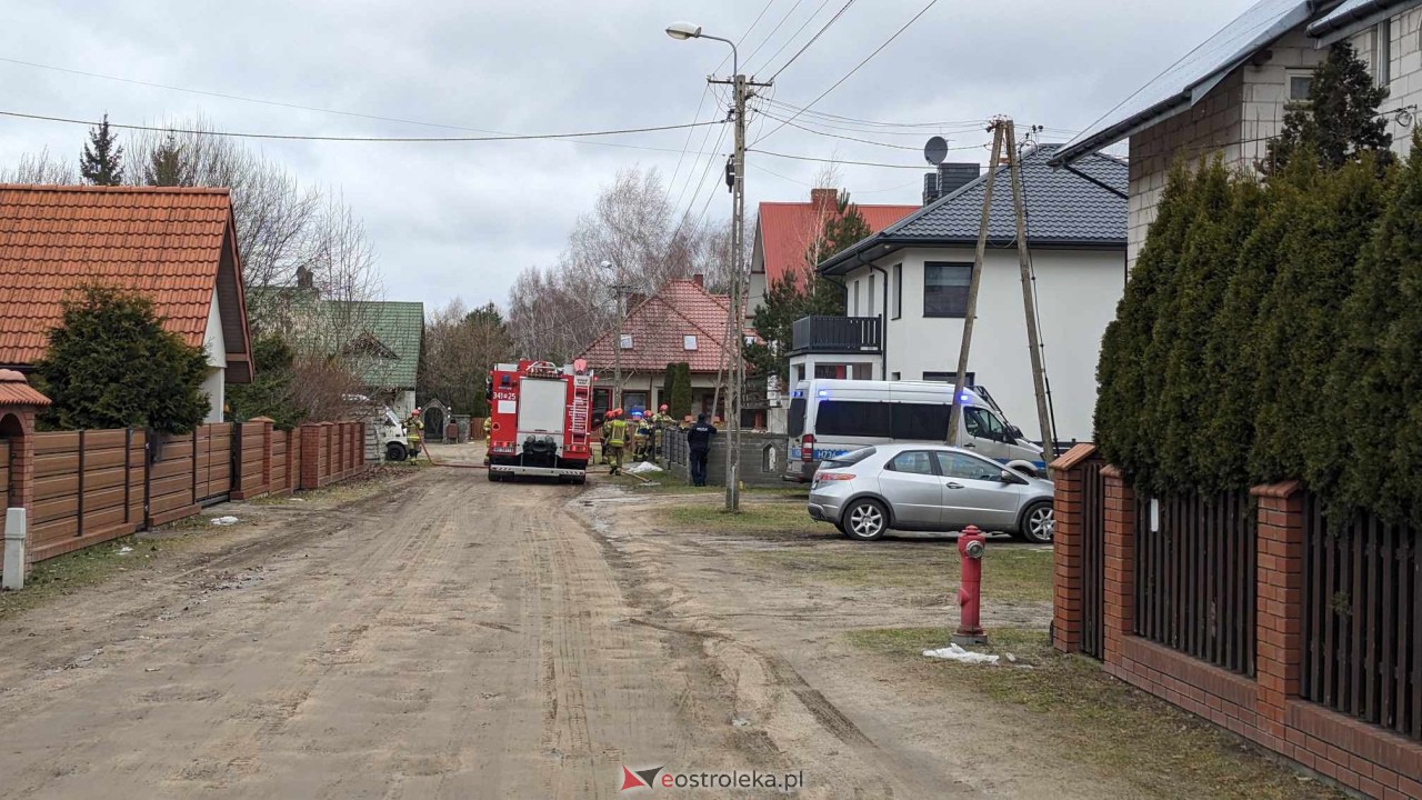 Pożar w garażu przy ulicy Nadziei w Ostrołęce. Strażacy uratowali dom [04.02.2024] - zdjęcie #4 - eOstroleka.pl