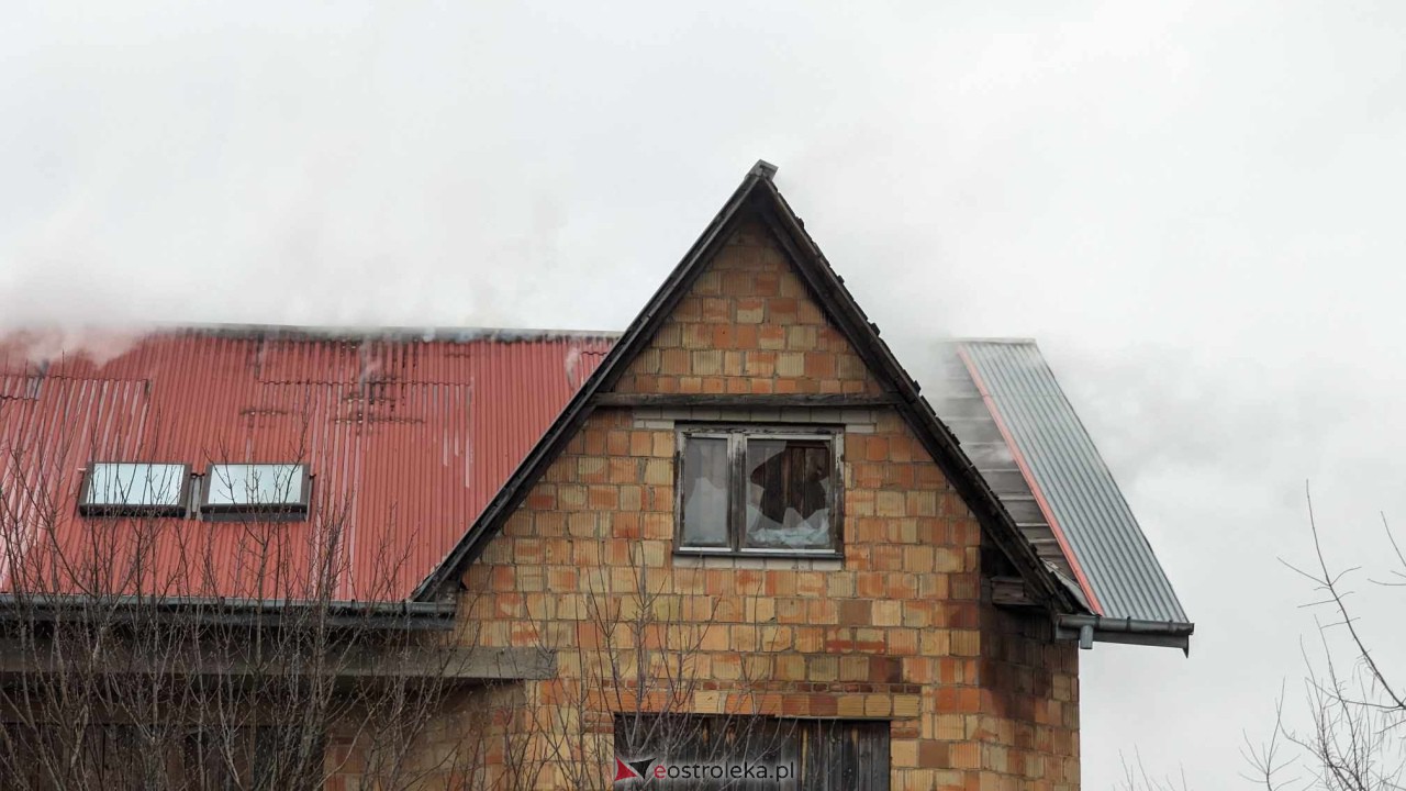 Pożar pustostanu przy ulicy 11 Listopada w Ostrołęce [04.02.2024 - zdjęcie #3 - eOstroleka.pl