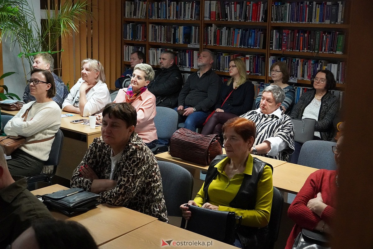 Spotkanie autorskie z Michałem Szulimem w ostrołęckiej bibliotece [06.02.2024] - zdjęcie #14 - eOstroleka.pl