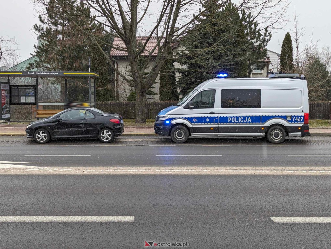 Nieostrożny manewr na rondzie Niedziałkowskiej. 51-latek ukarany mandatem [09.02.2024] - zdjęcie #3 - eOstroleka.pl