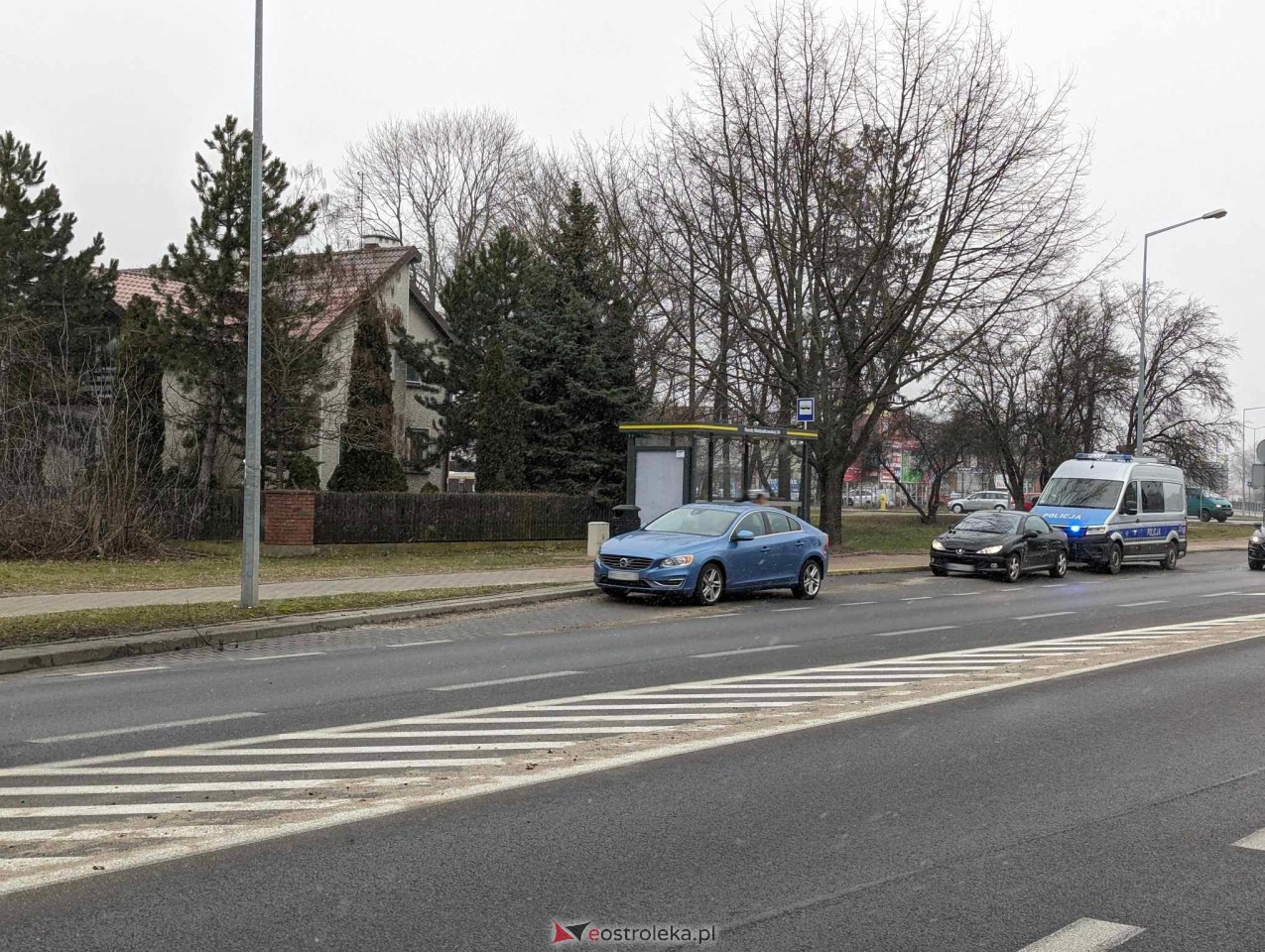 Nieostrożny manewr na rondzie Niedziałkowskiej. 51-latek ukarany mandatem [09.02.2024] - zdjęcie #4 - eOstroleka.pl