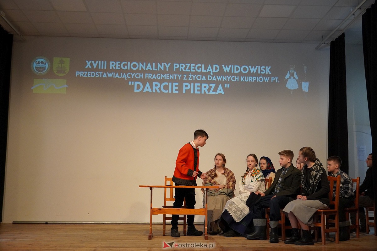 Przegląd widowisk przedstawiający fragmenty z życia dawnych Kurpiów Darcie Pierza [10.02.2024] - zdjęcie #2 - eOstroleka.pl