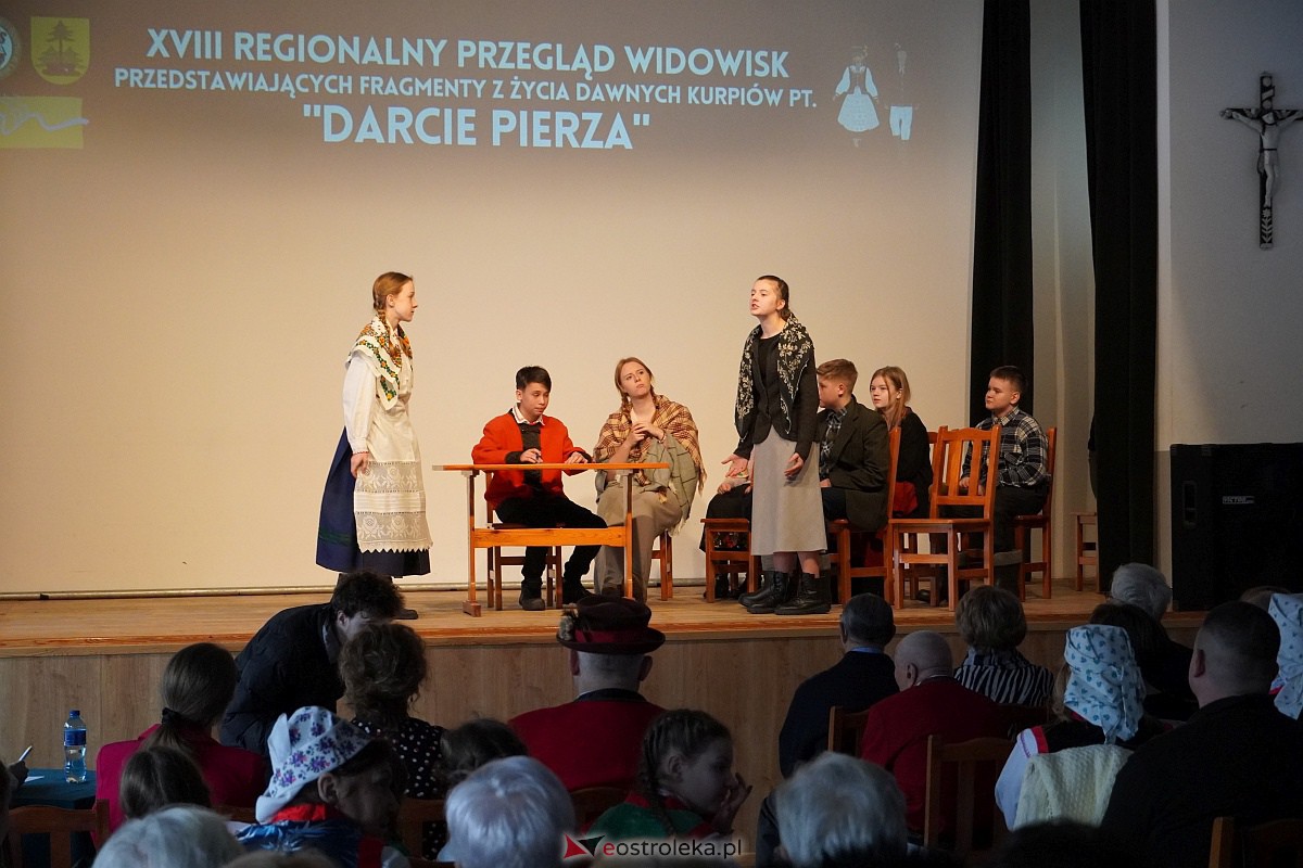 Przegląd widowisk przedstawiający fragmenty z życia dawnych Kurpiów Darcie Pierza [10.02.2024] - zdjęcie #20 - eOstroleka.pl