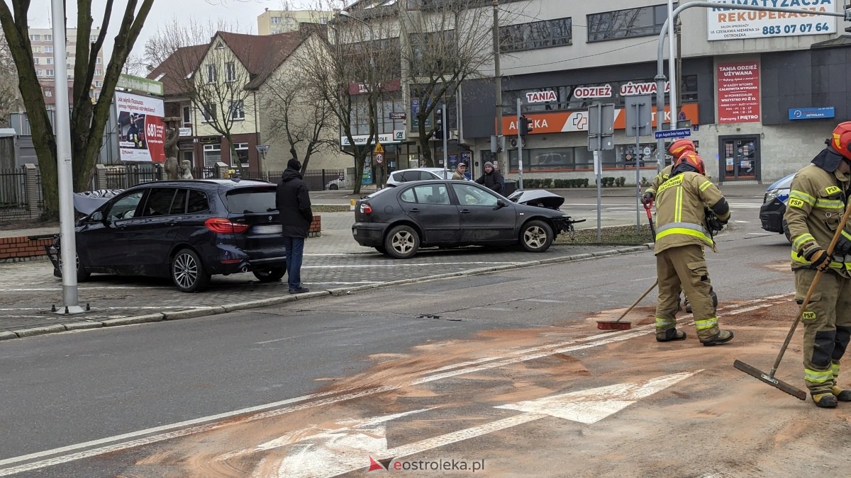 Wypadek w centrum Ostrołęki [11.02.2024] - zdjęcie #11 - eOstroleka.pl