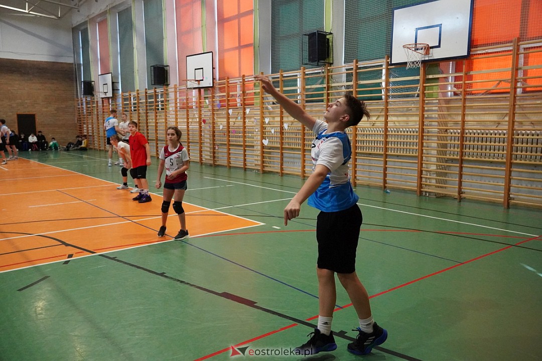 Walentynkowy turniej siatkówki w SP nr 5 [14.02.2024] - zdjęcie #33 - eOstroleka.pl