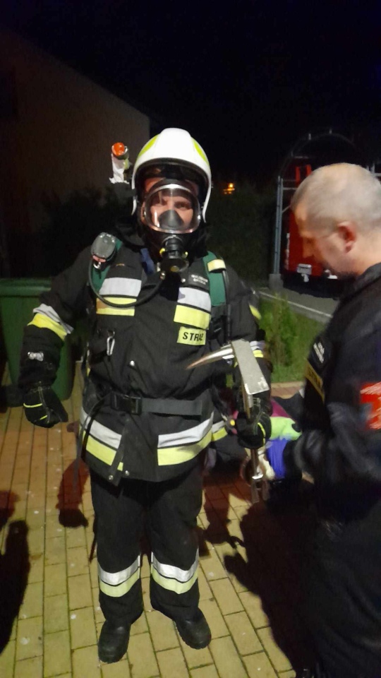 Strażacy z Brodowych Łąk ćwiczą gaszenie pożaru budynku mieszkalnego [28.02.2024] - zdjęcie #1 - eOstroleka.pl