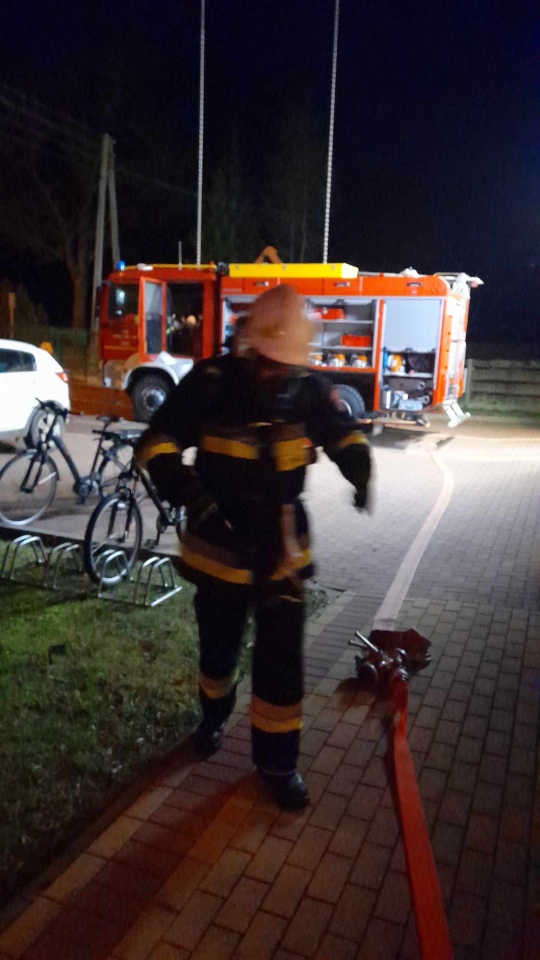 Strażacy z Brodowych Łąk ćwiczą gaszenie pożaru budynku mieszkalnego [28.02.2024] - zdjęcie #7 - eOstroleka.pl