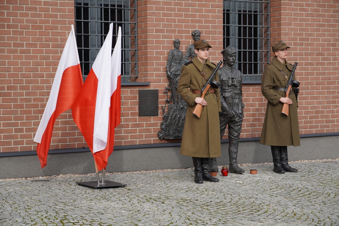 Uroczysty apel z okazji Narodowego Dnia Pamięci Żołnierzy Wyklętych w MŻW [1.03.2024] - zdjęcie #26 - eOstroleka.pl