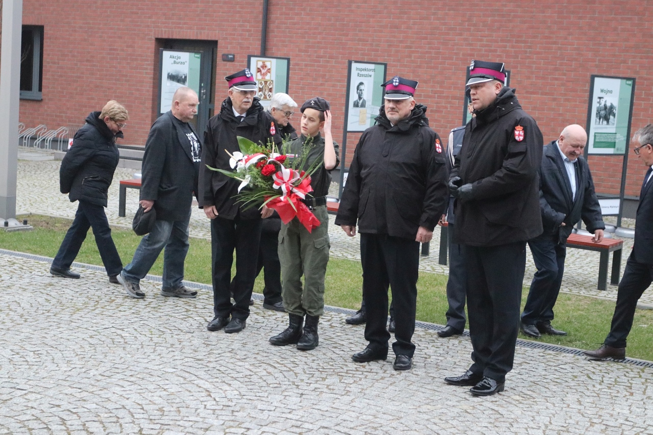 Uroczyste spotkanie połączone z wręczeniem Odznaki Honorowej „Krzyż Pamięci Niezłomnych Żołnierzy Wyklętych 1944-1963” [02.03.2024] - zdjęcie #2 - eOstroleka.pl