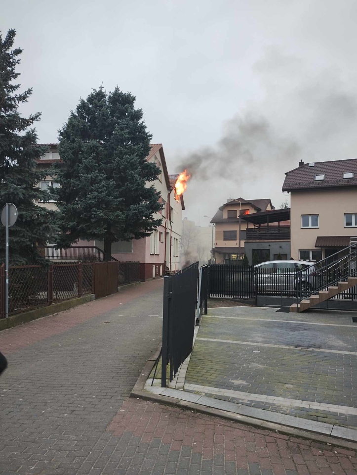 Pożar domu w centrum Ostrołęki [4.03.2024] - zdjęcie #1 - eOstroleka.pl