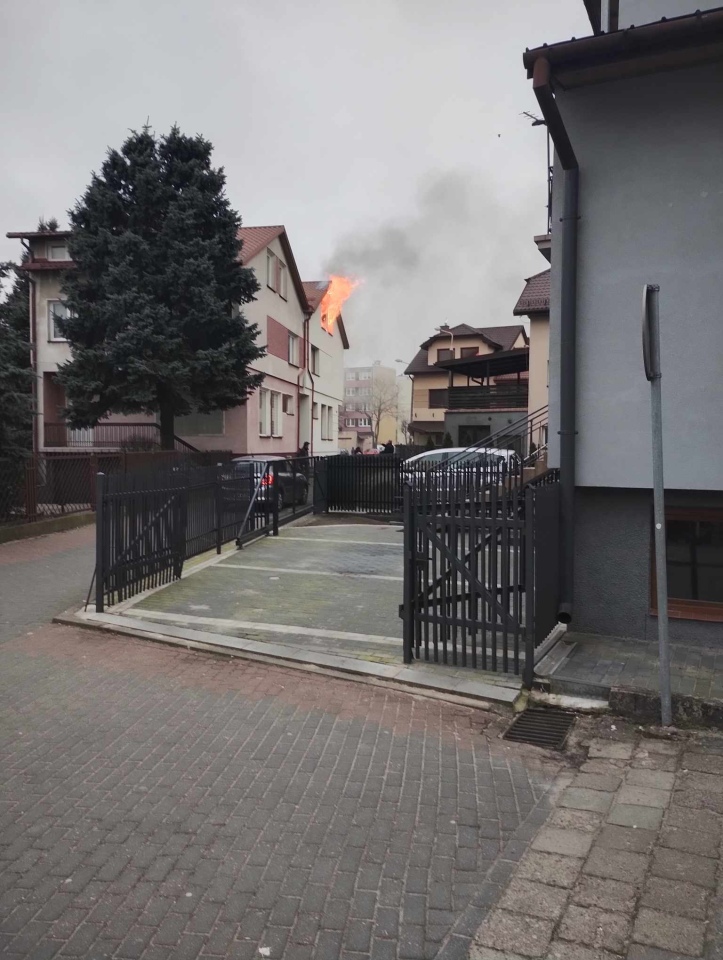 Pożar domu w centrum Ostrołęki [4.03.2024] - zdjęcie #3 - eOstroleka.pl
