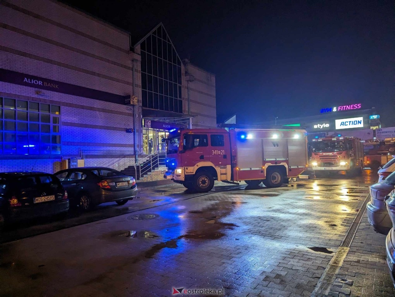 Alarm pożarowy w budynku banku przy Fieldorfa Nila [06.03.2024] - zdjęcie #2 - eOstroleka.pl