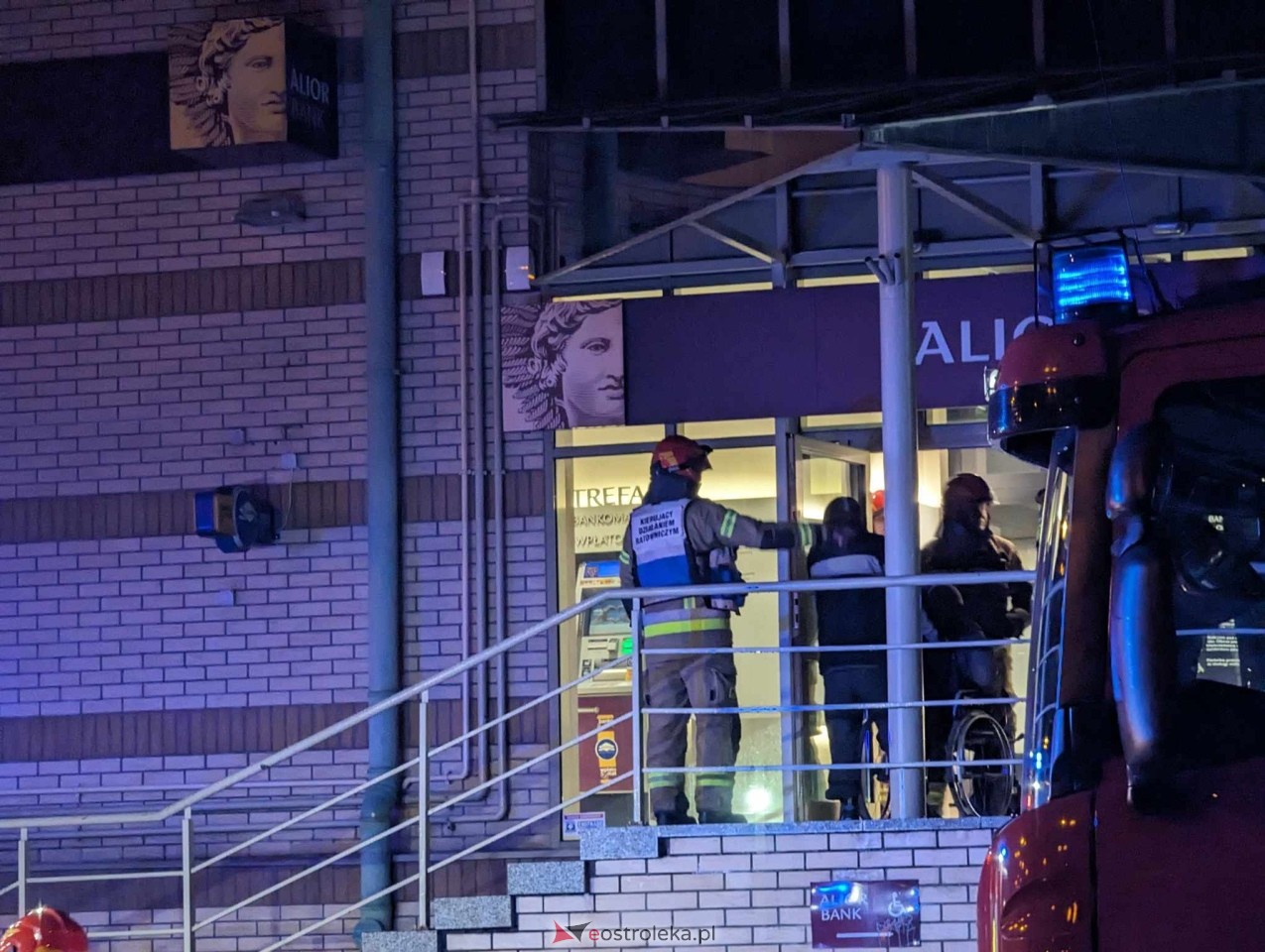 Alarm pożarowy w budynku banku przy Fieldorfa Nila [06.03.2024] - zdjęcie #9 - eOstroleka.pl