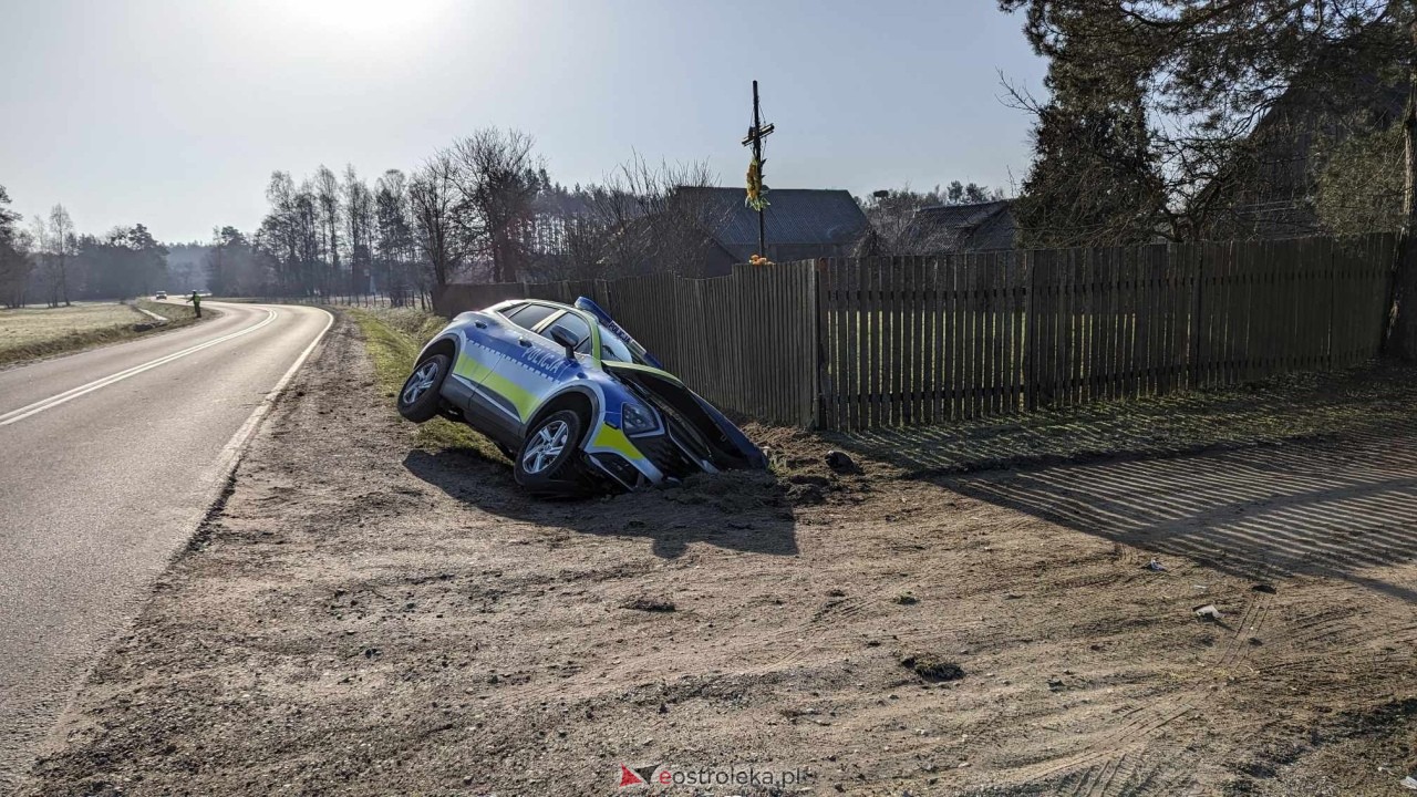 Wypadek z udziałem radiowozu w Wachu [7.03.2024] - zdjęcie #5 - eOstroleka.pl
