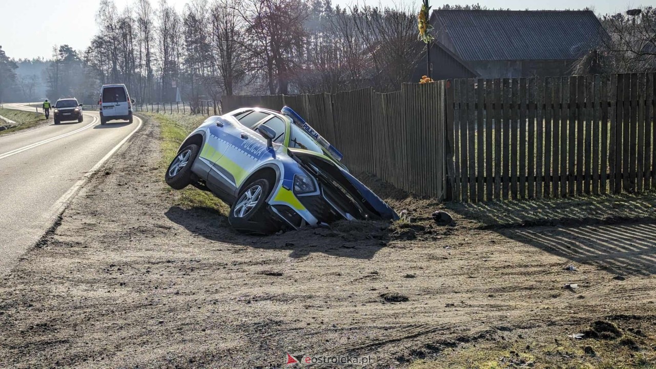 Wypadek z udziałem radiowozu w Wachu [7.03.2024] - zdjęcie #8 - eOstroleka.pl