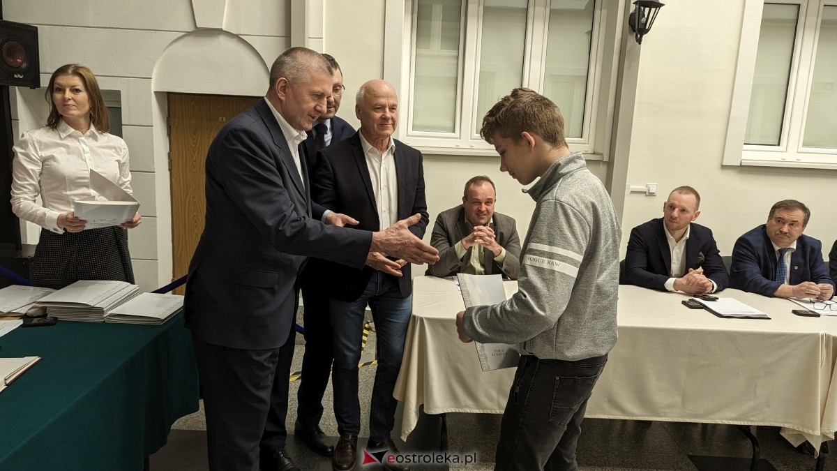 Wręczenie dorocznych nagród starosty ostrołęckiego dla zasłużonych sportowców [21.03.2024] - zdjęcie #19 - eOstroleka.pl